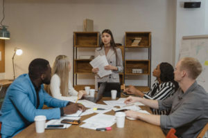 wome-in-grey-blazee-in-a-corporate-meeting-taking-leadership