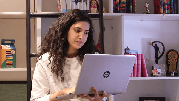 Girl-looking-in-her-laptop