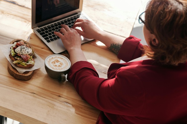 Women-using-laptop