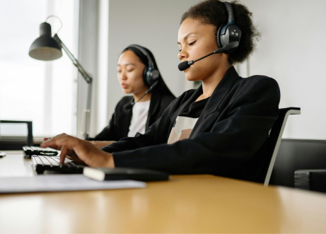 Nearshoring vs. Outsourcing Nearshoring vs. Outsourcing