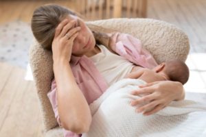 Shows-a-woman-in-postpartum-depression-while-caring-for-her-child