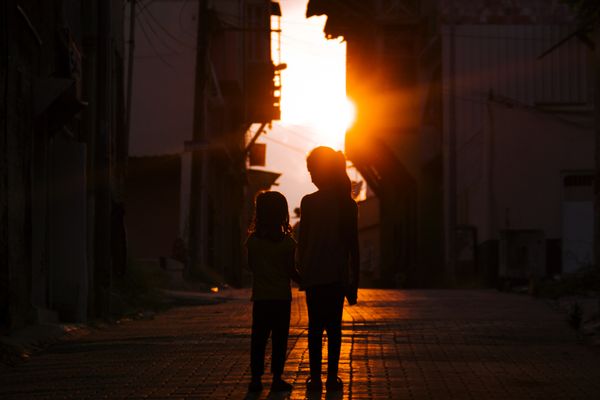 silhouettes-of-girls-in-city-at-sunset