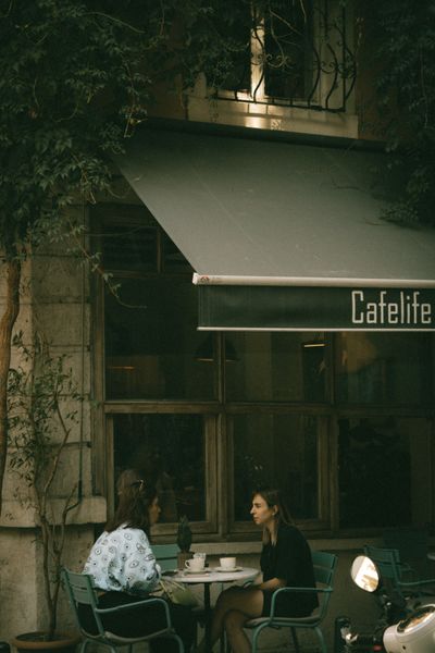 women-sitting-outside-the-cafe