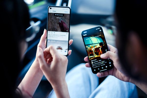 couple-using-instagram-in-car
