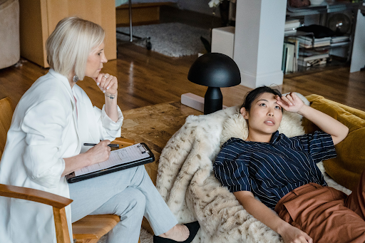 Therapist-sitting-across-girl-discussing-cognitive-behaviour-therapy